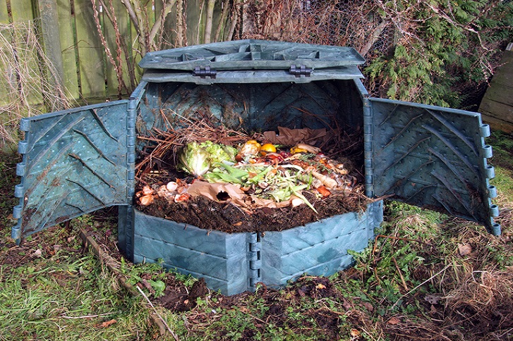 kosz na kompost w ogrodzie